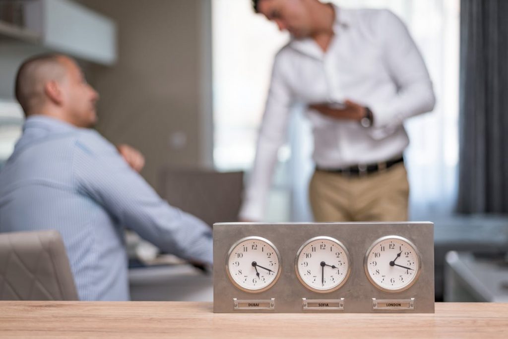 Relojes de oficina que simbolizan el control y registro horario digital obligatorio en una empresa